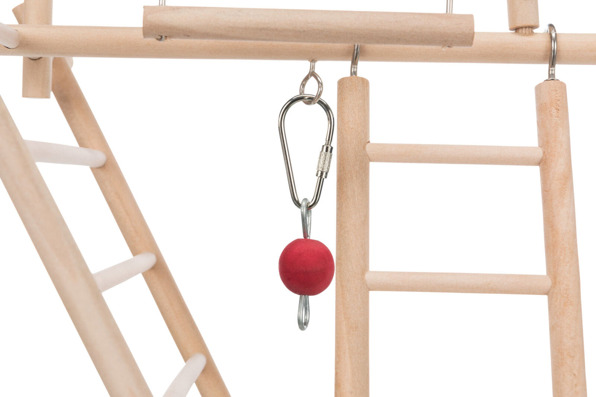 Ein Holzklettergerüst mit Metallhaken und roter Holzkugel, verbunden mit Holzsprossen.