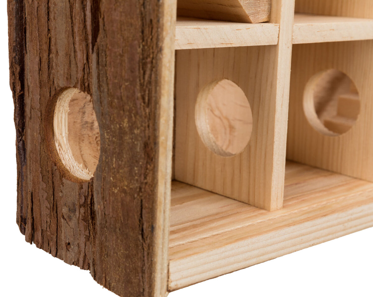 Holzstruktur mit mehreren gebohrten Löchern und rustikalem Design, teilweise sichtbare Rinde und klare Linien.