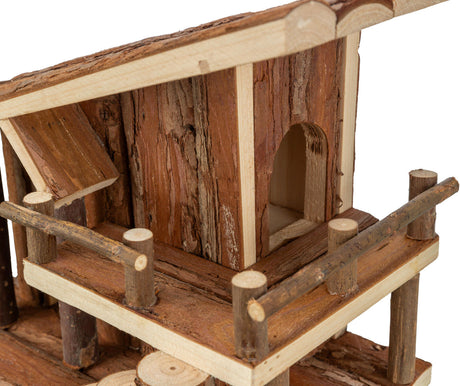 Holzstruktur einer kleinen Holzhütte mit rustikalem Rauspund, Seitengeländer aus Ästen und schmalem Fenster.