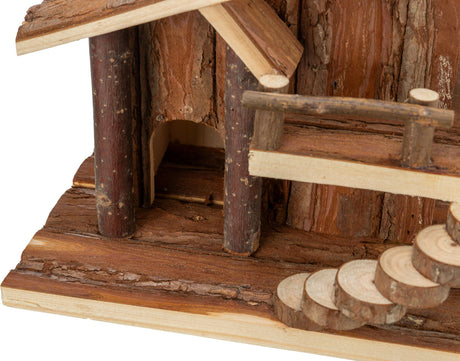 Miniatur-Holzhaus mit runden Treppen aus Baumstammstücken, braunen Säulen und einem Dach aus Rinde.