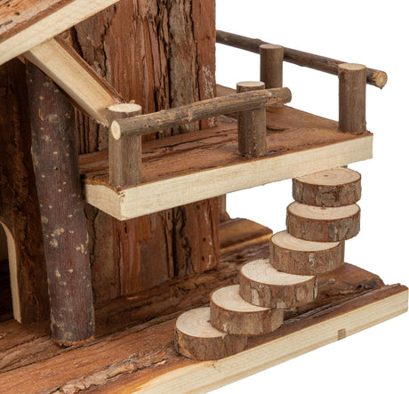 Miniatur-Holzhaus mit runden Stufen und Geländer aus natürlichen Ästen, vertikale Baumrinde an den Wänden.