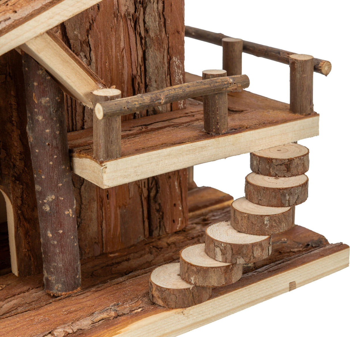 Miniatur-Holzhaus mit runden Stufen und Geländer aus natürlichen Ästen, vertikale Baumrinde an den Wänden.