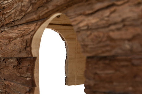 Ein Holztunnel mit natürlicher Rindenoberfläche und glatter Innenfläche, der einen Durchgang bildet.