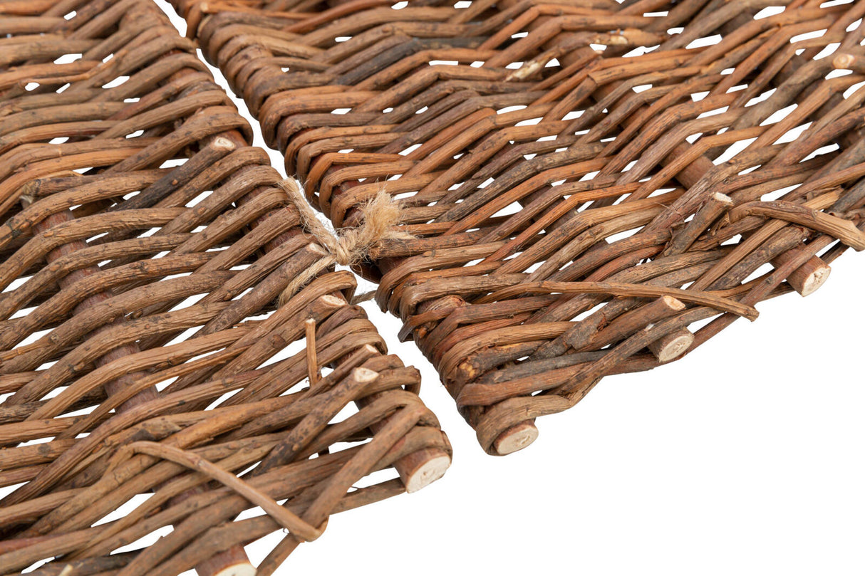 Nahaufnahme eines braunen geflochtenen Korbs aus Naturholz, der eine unregelmäßige Textur aufweist.