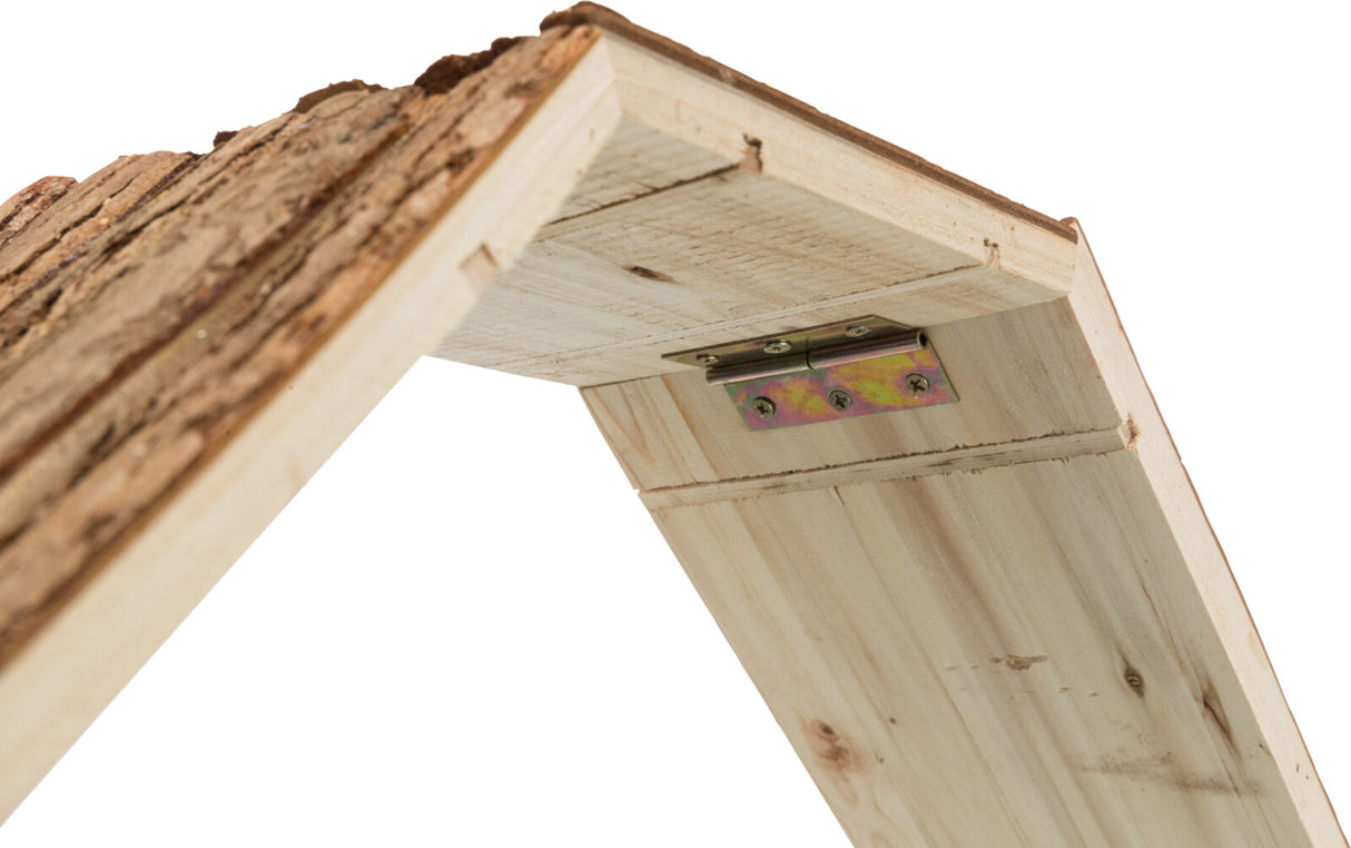 Holzverbindung mit Scharnier an Dachkonstruktion aus hellem Holz und sichtbarer Rinde oben.