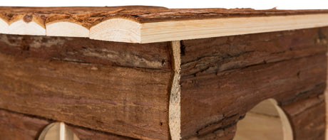 Holzkonstruktion mit natürlicher Rinde, helle Holzschichten sichtbar, rechteckige Formen mit Bögen.