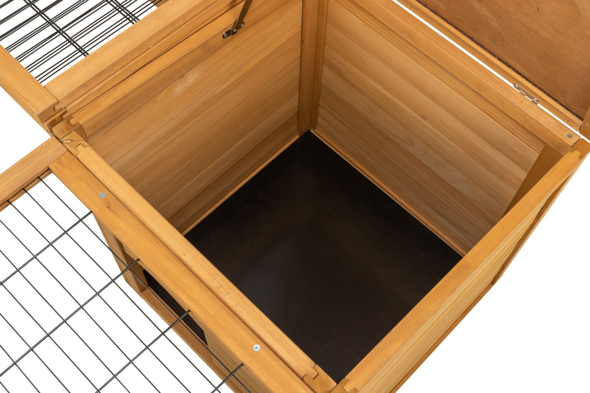 Holzkäfig mit offenem Deckel und schwarzem Boden, umgeben von einem Metallgitter auf der Oberseite.