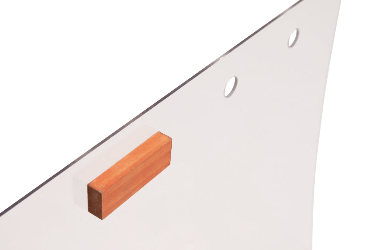 Eine durchsichtige Platte mit rechteckigem Holzgriff und zwei runde Löcher auf der rechten Seite.