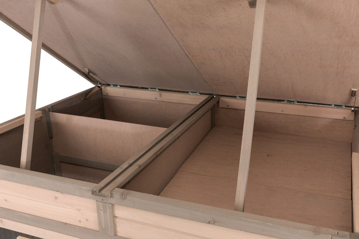 Holzkonstruktion mit aufklappbarem Deckel und mehreren Fächern, Scharniere sichtbar, neutrale Holzfarbe.