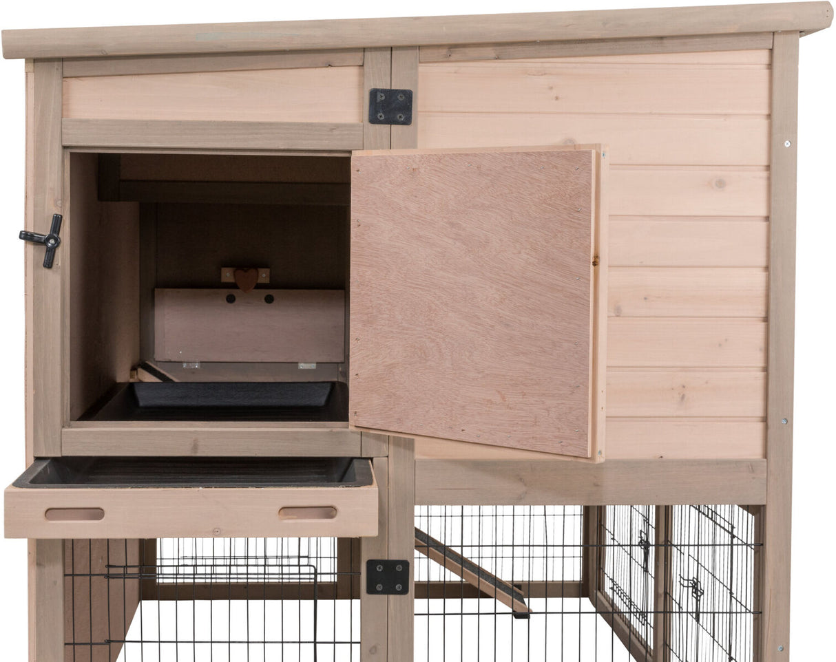 Holzstall mit geöffneter Tür, darunter herausziehbare schwarze Auffangschale, sägeraue Oberfläche in Naturfarben.