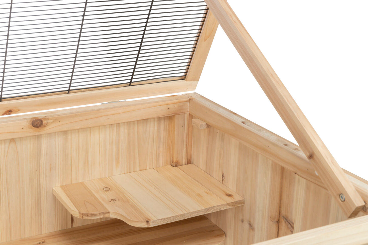 Offene Holzkiste mit geneigtem Gitterdeckel, heller Holzton mit sichtbarer Maserung, enthält ein Regal.