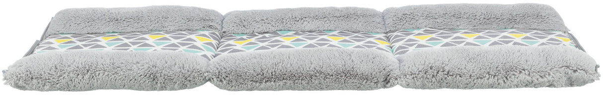 Graues, kuscheliges Kissen mit geometrischem Muster in Gelb, Blau und Weiß auf der Oberseite.