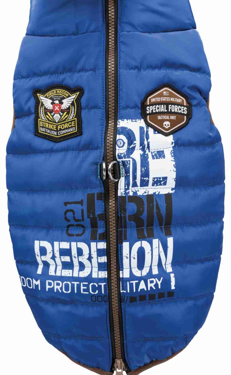 Blaue gesteppte Jacke mit braunem Reißverschluss und militärischen Aufnähern, vorne weiße Schriftzüge.