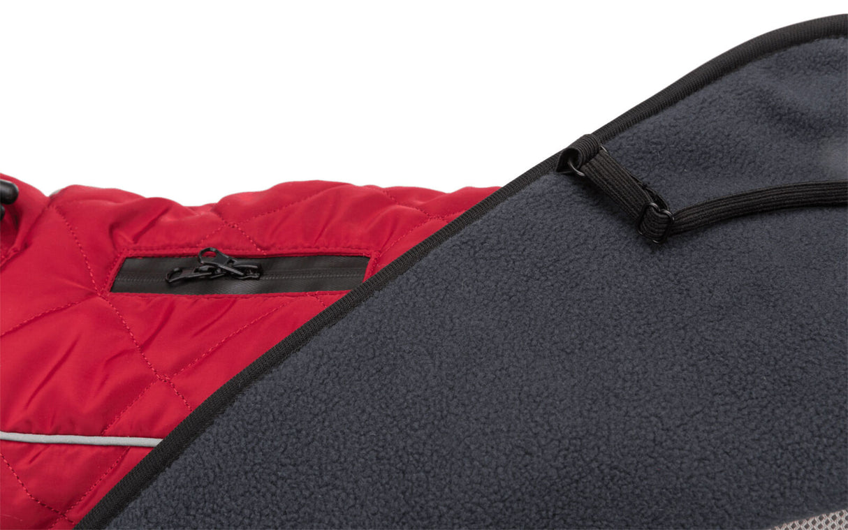 Rote, gesteppte Oberfläche mit Reißverschluss und grauer, weicher Stoff mit schwarzem Rand und Gurtdetail.