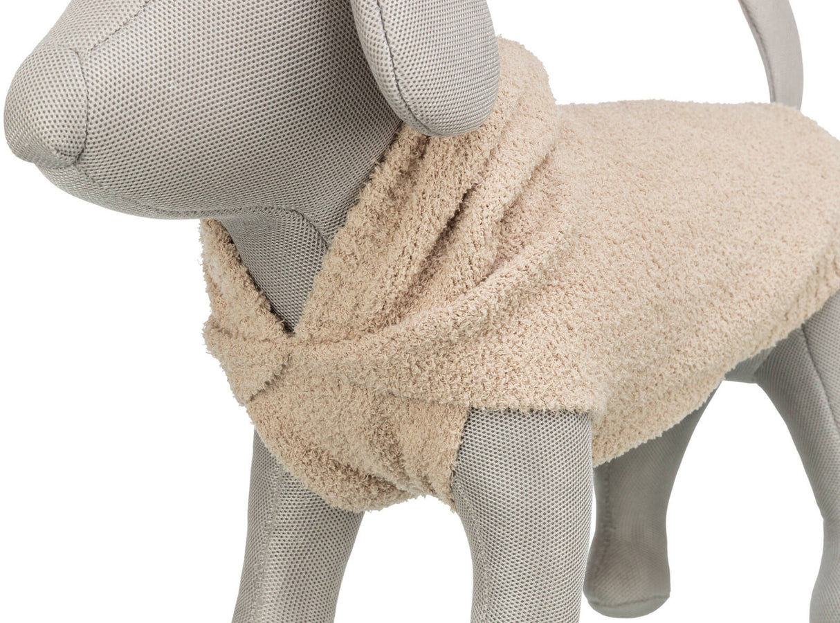 Graues Hundemodell trägt beigen, flauschigen Hundemantel, der Arme, Brust und Rücken bedeckt.