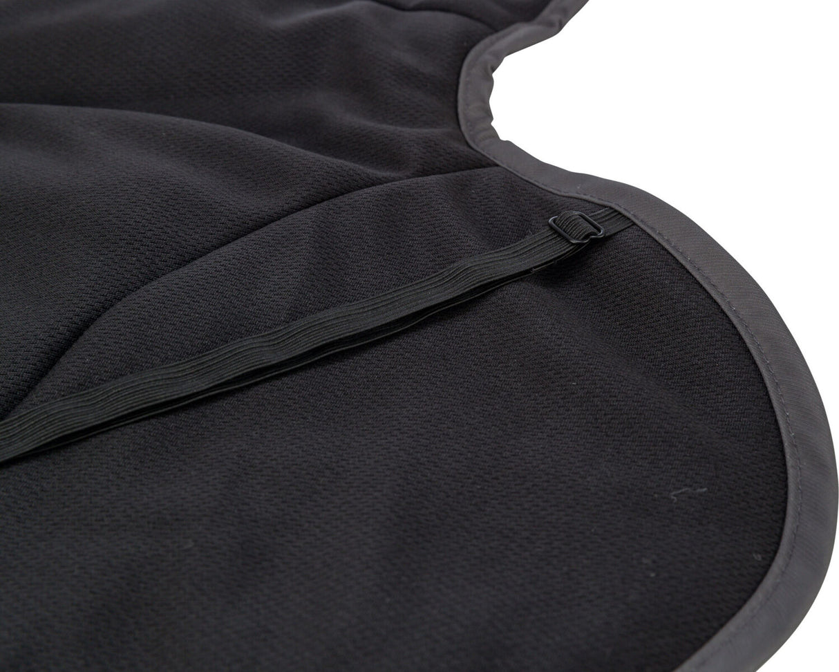 Schwarzes, texturiertes Material mit abgerundeten Kanten und einem elastischen Band mit Schnalle.