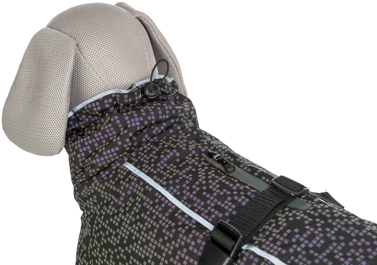 Ein Hundemantel mit geometrischem Muster in Lila- und Schwarztönen auf einem grauen Stoffhintergrund.