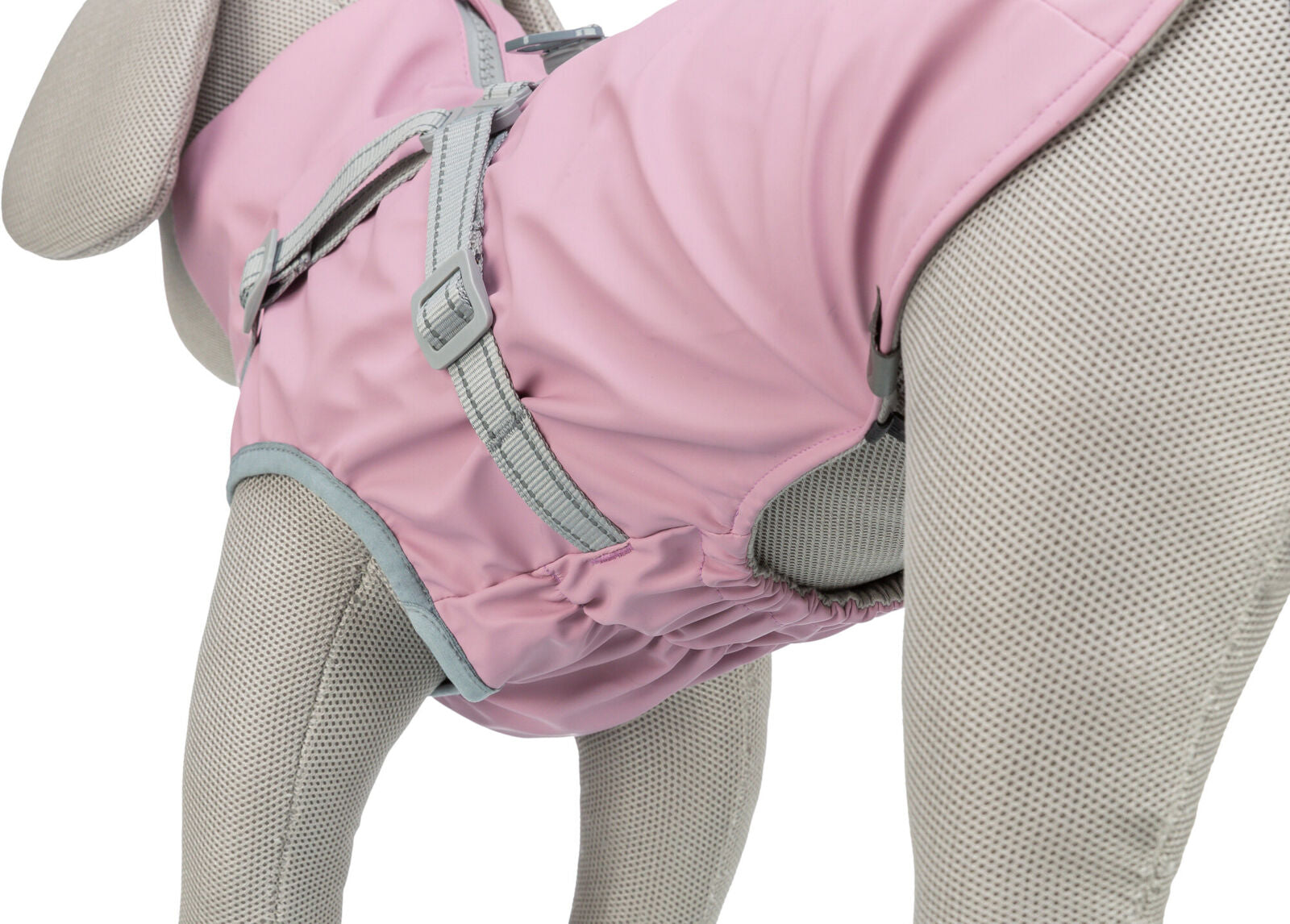 Rosa Hundemantel mit grauen Riemen und Schnallen auf einem grauen Stoffmodell einer Hundepuppe.