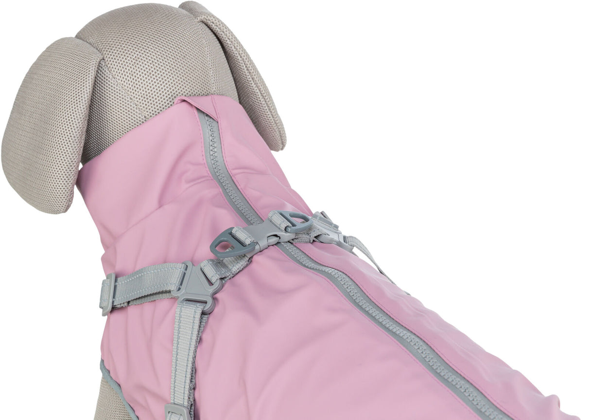 Stoffhund mit rosa Hundemantel und grauen Schnallen, seitliche Ansicht.