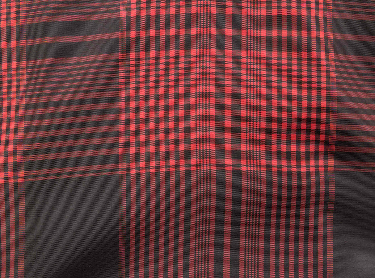 Rot-schwarzes Karomuster mit verschiedenen Streifenbreiten auf einer texturierten Oberfläche.