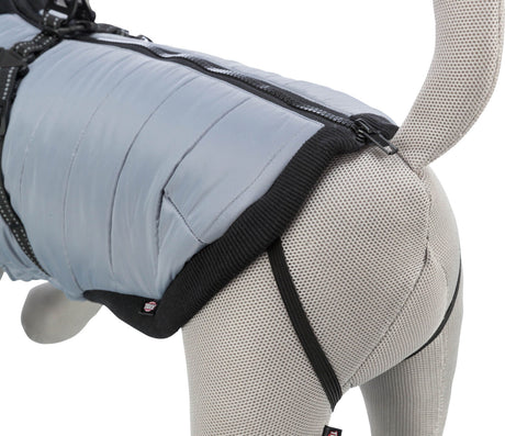 Grauer Hundemantel auf einem grauen Stofftier mit schwarzem Rand und sichtbarem Reißverschluss.