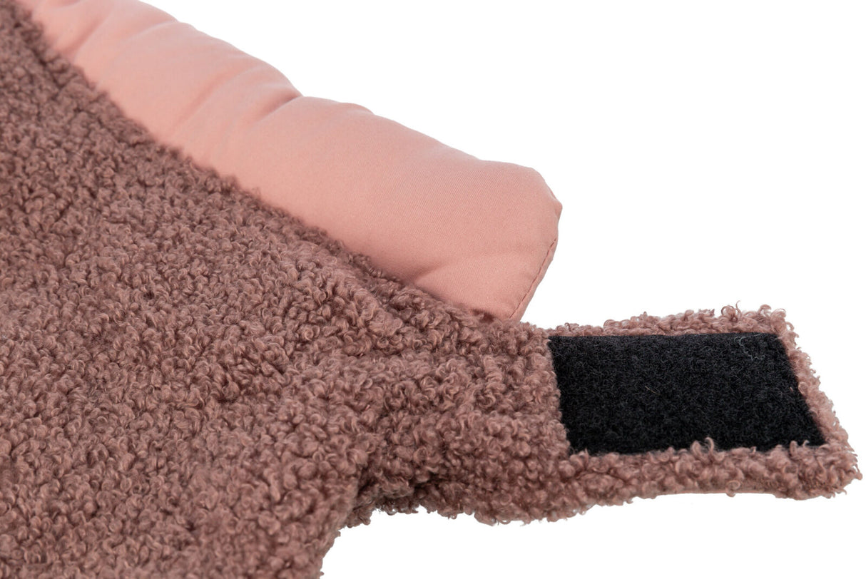 Rosa und braunes Material mit strukturierter Oberfläche, gepolsterter Abschnitt und schwarzer Klettverschluss.