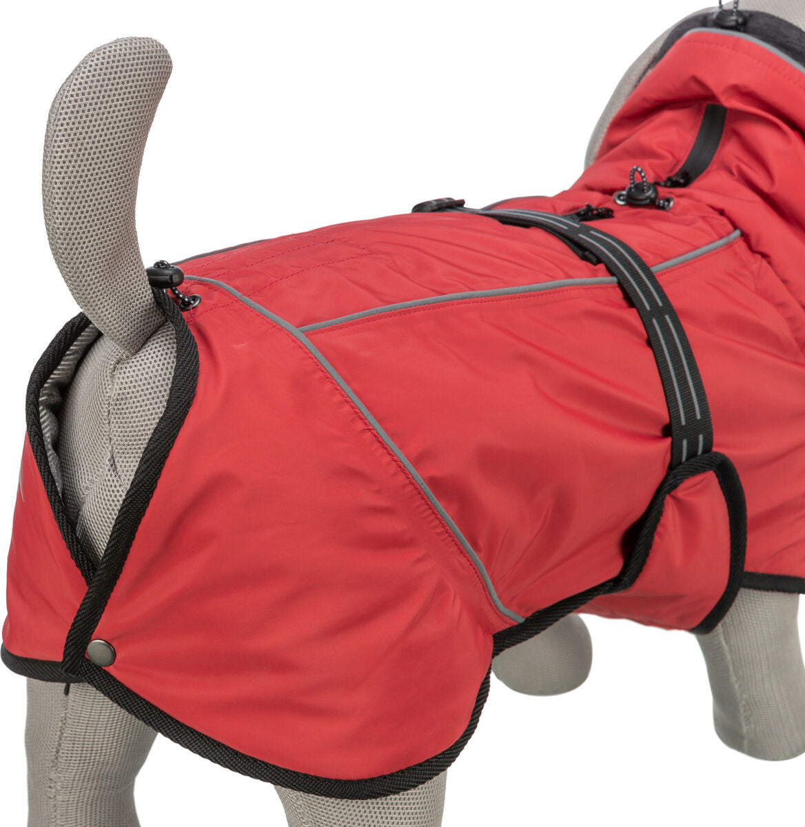 Rotes Hundemantelmodell auf einer grauen Stoffpuppe mit schwarzen Details und Verschlüssen.