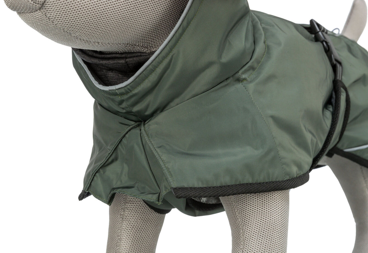 Grüner Mantel für Hunde auf einem Stoffmodell mit grauem Netzgewebe präsentiert.