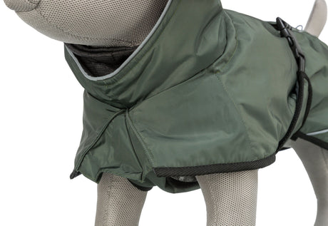 Grüner Mantel für Hunde auf einem Stoffmodell mit grauem Netzgewebe präsentiert.