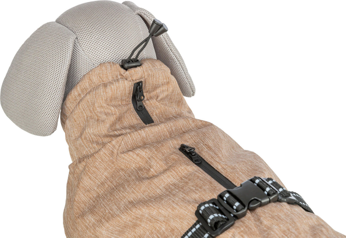 Brauner Hundemantel mit schwarzem Reißverschluss und Schnallen an einem grauen Hundemodell.