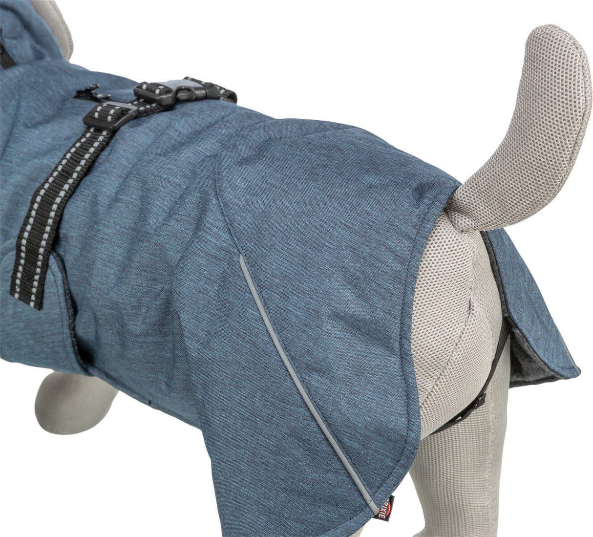 Blauer Hundemantel auf einem Hundemodell mit reflektierenden Streifen und schwarzen Gurten.