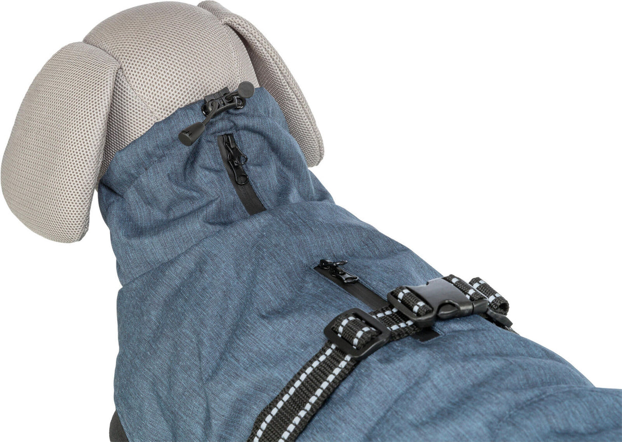 Hundemantel in Blau mit Reißverschlüssen und reflektierenden Streifen auf einem Hundemodell mit beigem Kopf.