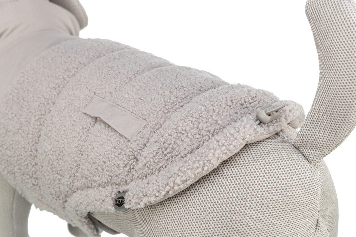 Hellgrauer Hundemantel mit weicher, strukturierter Oberfläche und einstellbarem Verschluss an einem Stoffmodell.