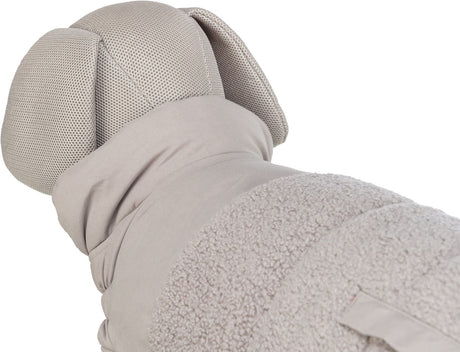 Graues Hundemodell trägt einen hellgrauen Mantel mit texturierter, wollähnlicher Oberfläche.