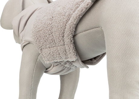 Stoffüberzogene Hundefigur in hellgrauer Stoffweste mit Strukturmuster.