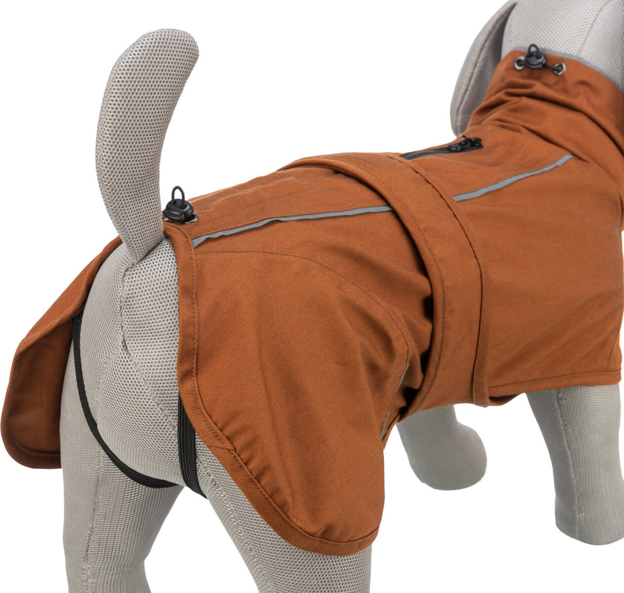 Ein Hundemantel in Braun auf einem grauen Hundemodell mit schwarzen Verschlüssen und reflektierenden Streifen.