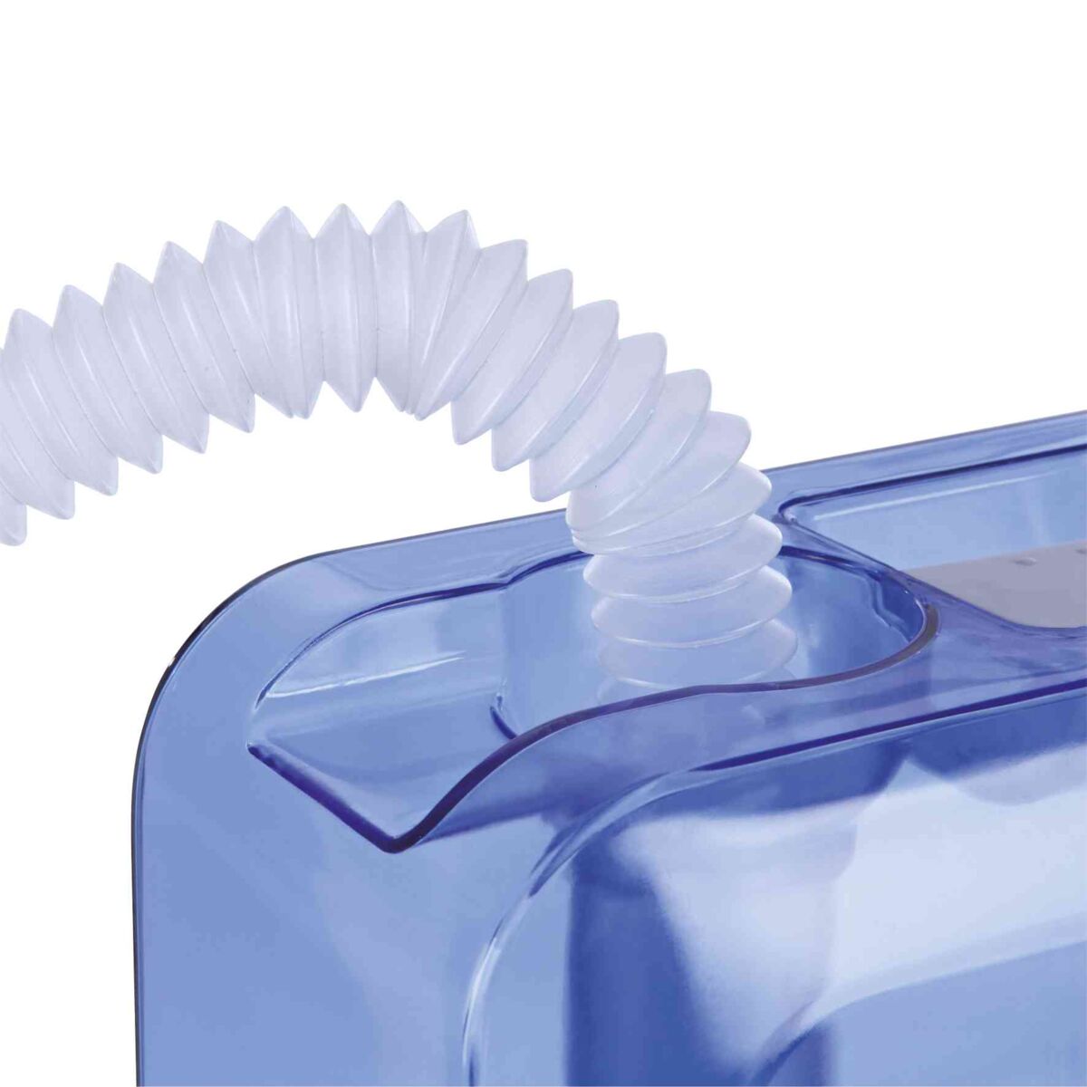 Blauer transparenter Behälter mit einem weißen flexiblen Schlauch, der in den Behälter eingeführt ist.