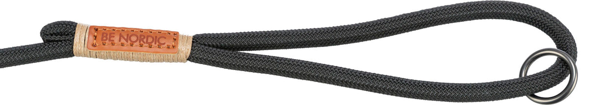 Schwarze geflochtene Hundeleine mit braunem Lederetikett "BE NORDIC" und Metallring.