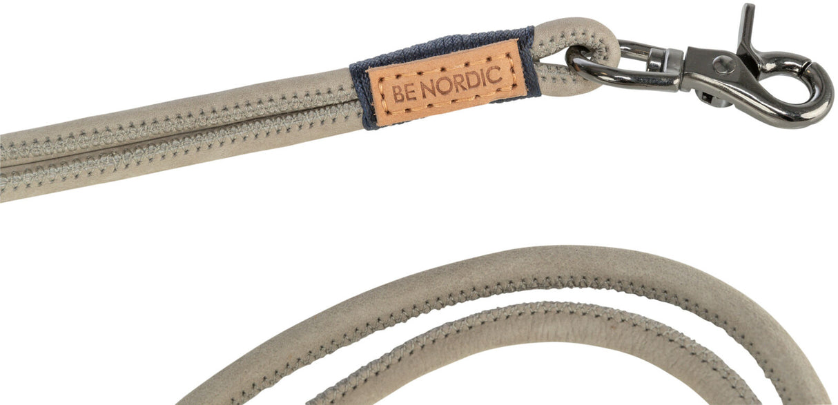 Beige Hundeleine mit dunkelblauem Stoffbesatz und Metallkarabiner, Lederetikett zeigt "BE NORDIC".