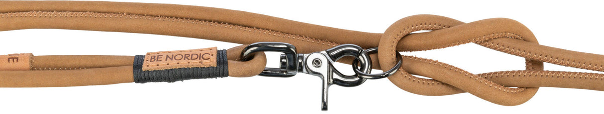 Braune Hundeleine mit schwarzem Metallschnappverschluss und "BE NORDIC"-Label auf schwarzer Umwicklung.