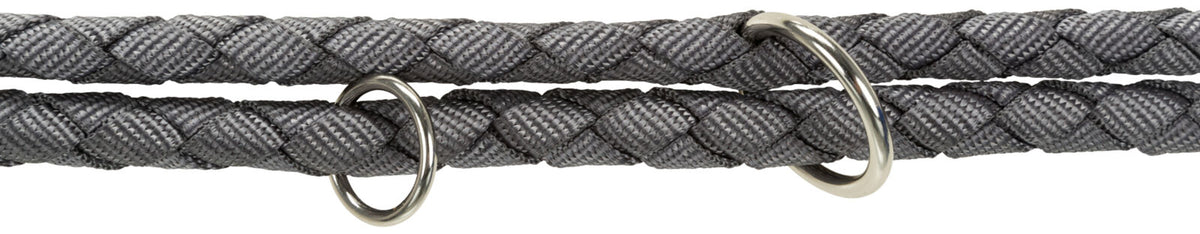 Geflochtenes graues Seil mit zwei silbernen Ringen, strukturiertes Material, horizontale Anordnung.