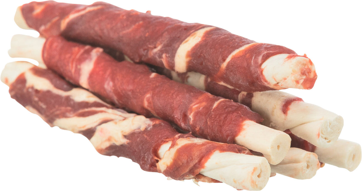 Mehrere zusammengerollte Kauknochen mit einer äußeren Schicht aus dunkelrotem Fleisch, dicht gestapelt.