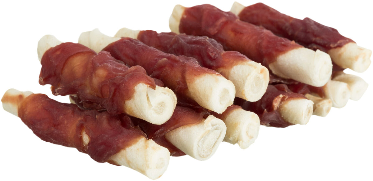 Mehrere zusammengerollte weiße Kauknochen mit braunem Fleisch umwickelt, auf weißem Hintergrund sichtbar.