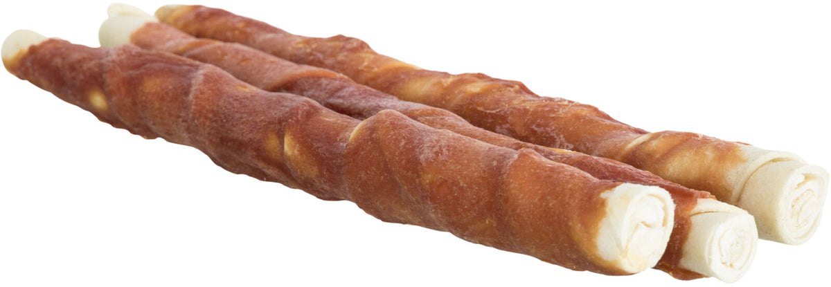 Drei fleischumwickelte Kausnacks in länglicher Form, in Weiß und Braun-Tönen, auf weißem Hintergrund.