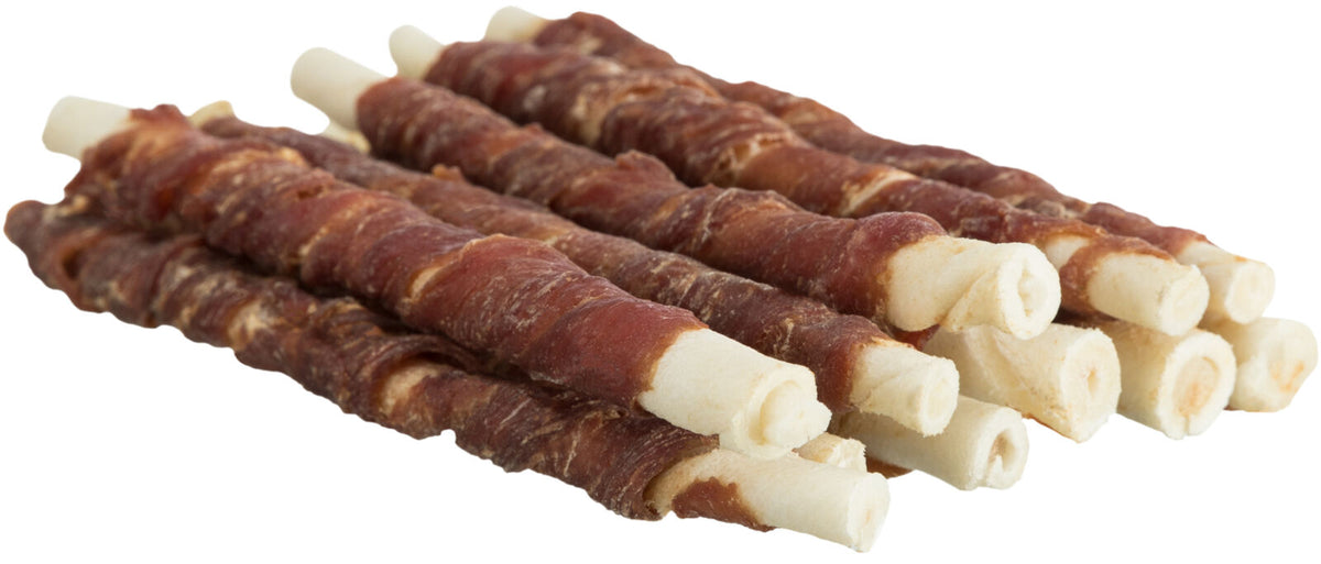 Weiße Kauknochen mit braunem, eingewickeltem Fleisch in mehreren Schichten übereinander gestapelt.