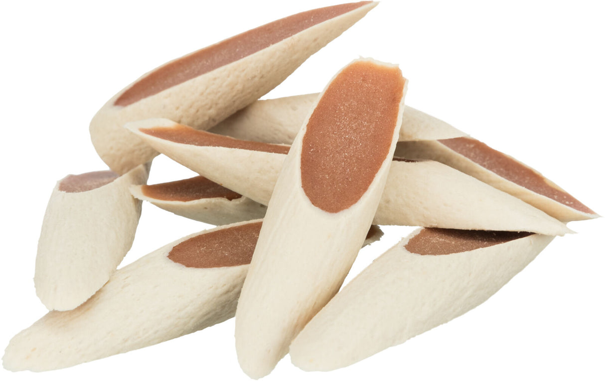 Beige und braune, mandelförmige Objekte aus einem festen Material, dicht aneinander liegend.
