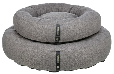 Zwei runde, graue Polsterbetten übereinander mit schwarzem Etikett "homedition" sichtbar.