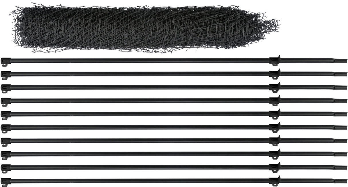 Schwarzes Netz zusammengerollt, daneben parallel angeordnete schwarze Stangen mit Halterungen.