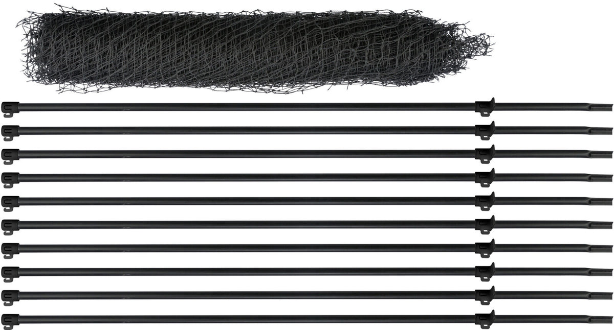 Schwarzes Netz zusammengerollt, daneben parallel angeordnete schwarze Stangen mit Halterungen.