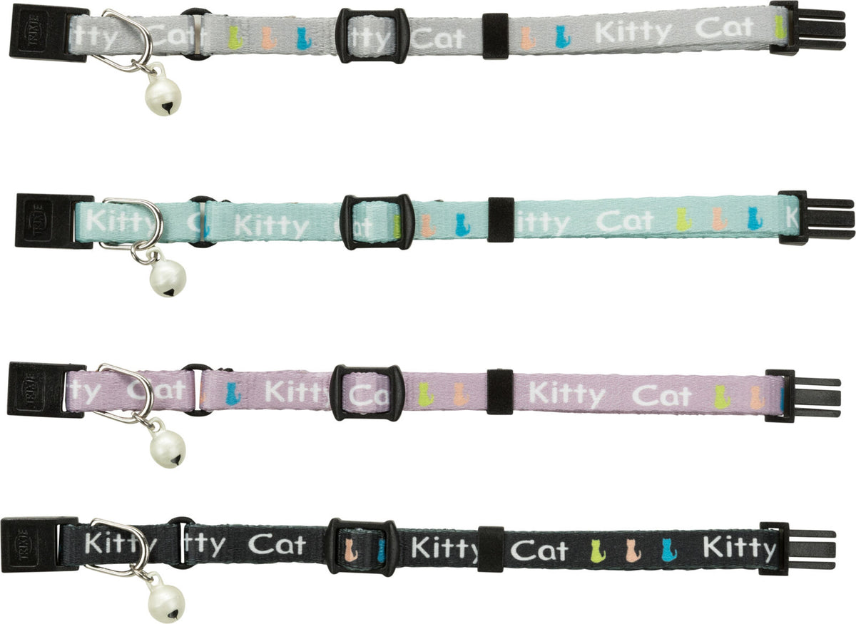 Vier bunte Katzenhalsbänder in Grau, Blau, Lila und Schwarz mit "Kitty Cat"-Schriftzug und Glöckchen.